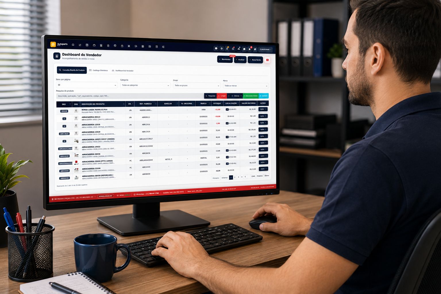 Gestor usando AutoParts em monitor com dashboard do vendedor